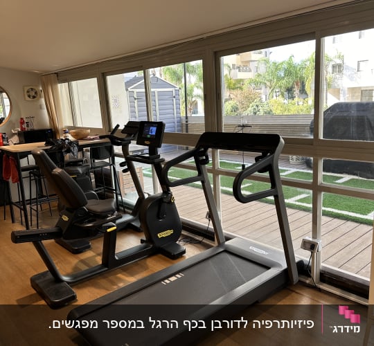 הליכון ואופני כושר בחדר עם חלונות גדולים